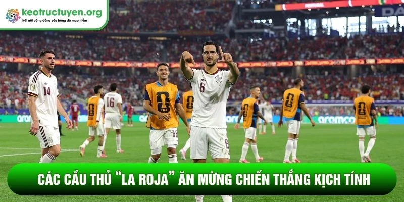 Các cầu thủ “La Roja” ăn mừng chiến thắng kịch tính